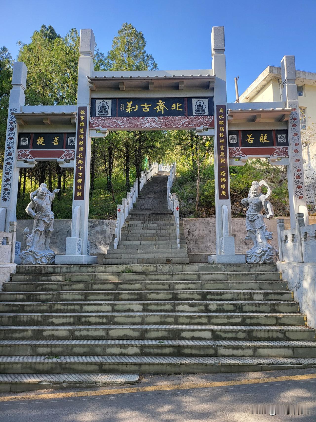上周登老顶山，快走到滴谷寺时，最先撞见的便是那座古旧石牌坊。
青石板刻纹里全浸着