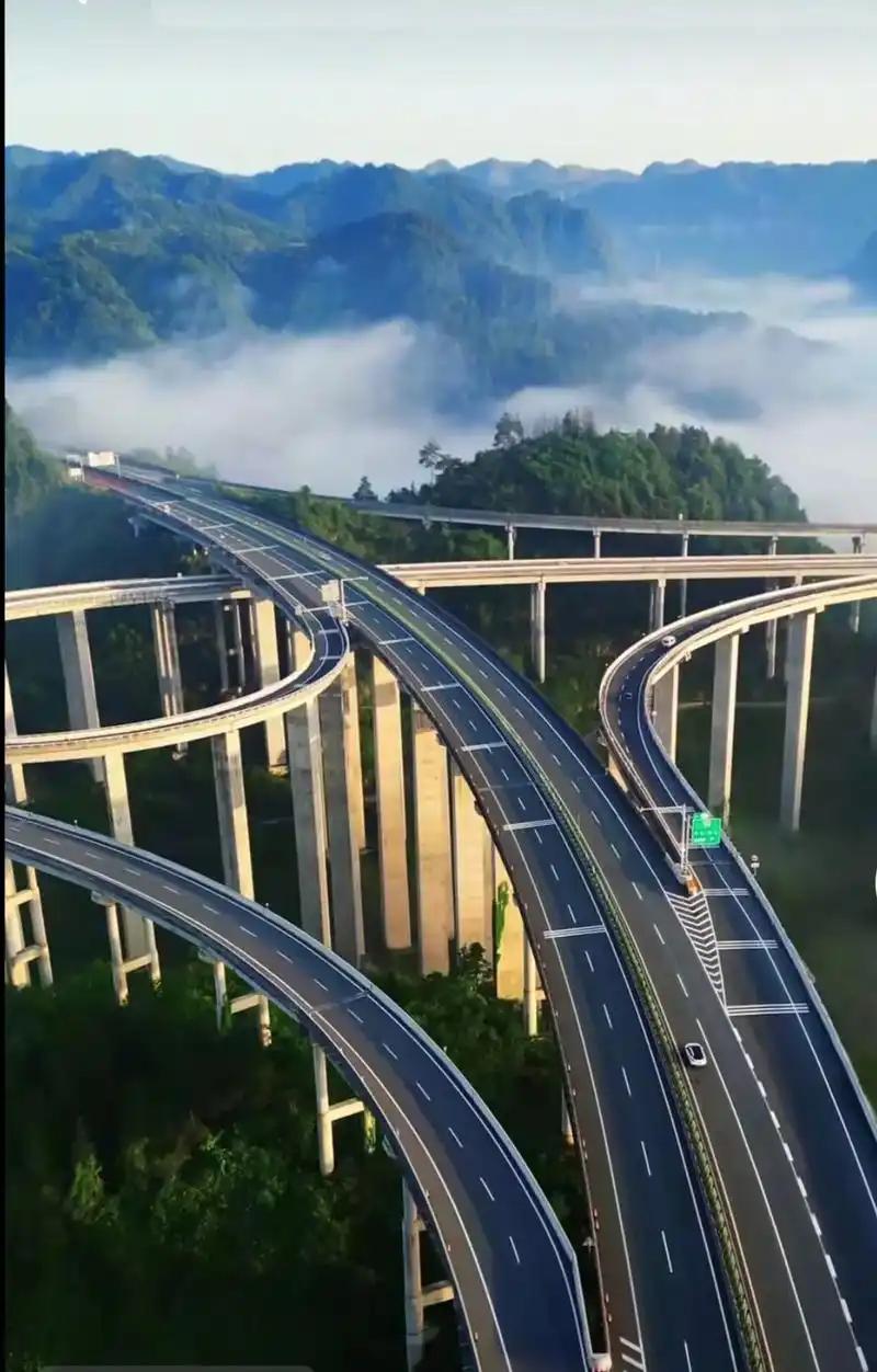 为什么日本马路年年像新的，中国却常挖常补？一句话：钱给够了！日本高速收费是咱们的