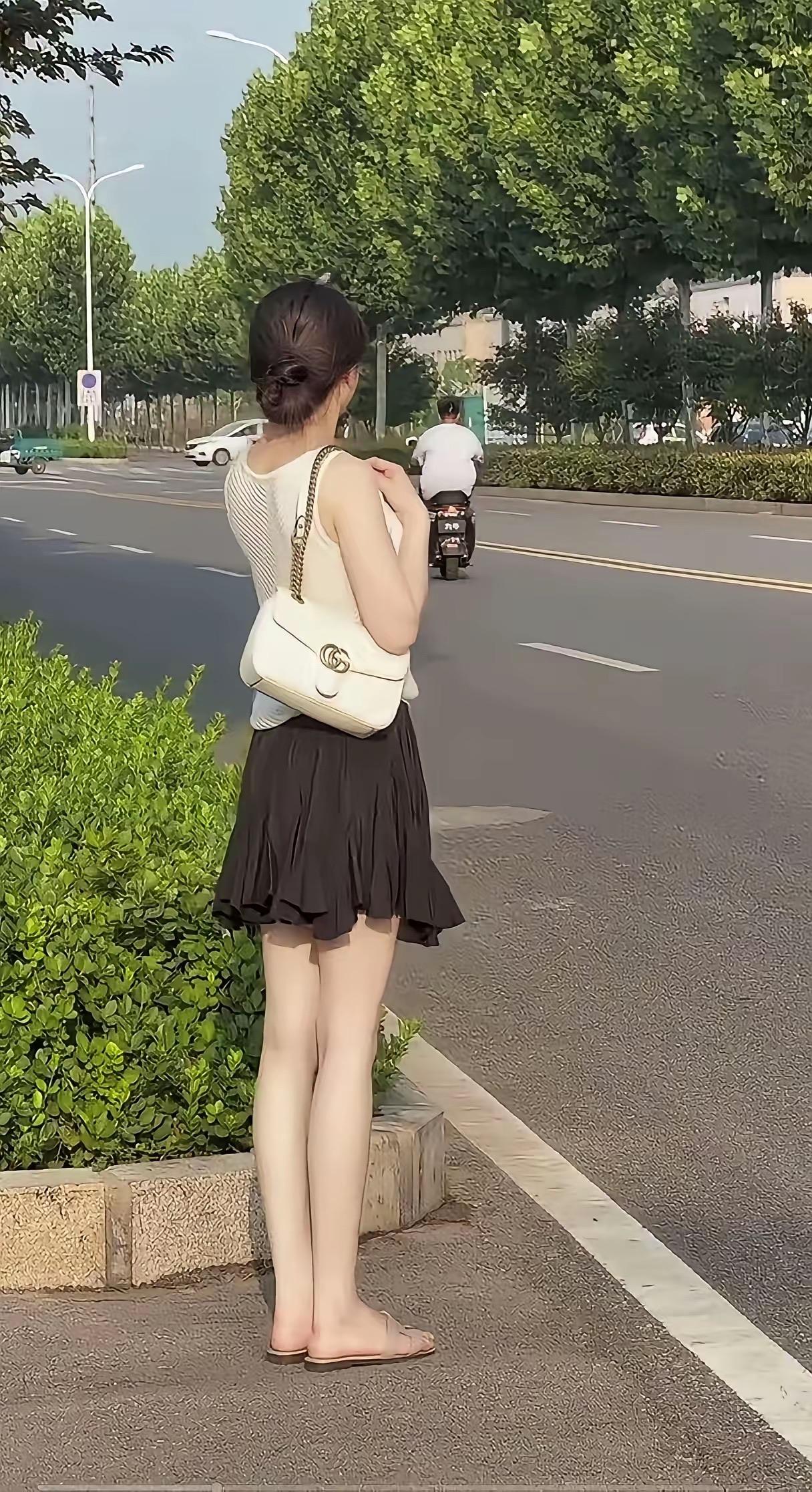 父母和亲戚都在说，
女孩子，工作好，不如嫁的好！
只要守住底线，幸福会不期而遇