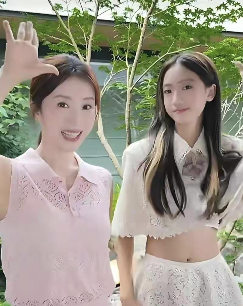 谁还记得《蜗居》里面的海藻！
41岁李念更新视频，跟14岁女儿一起拍手势舞。
 