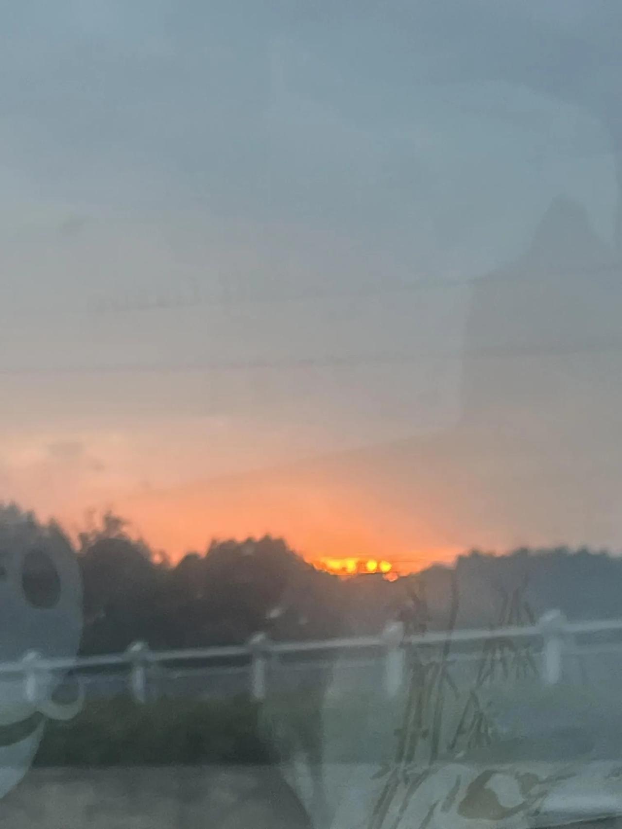 以前我总是不理解至亲去世为什么还有心情发朋友圈，直到现在才明白，那些无处安放的思