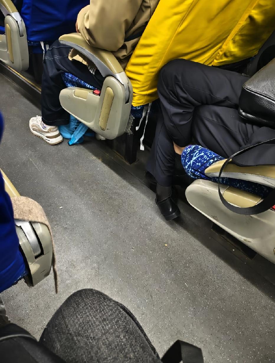 高难度“翘腿”？看不懂。