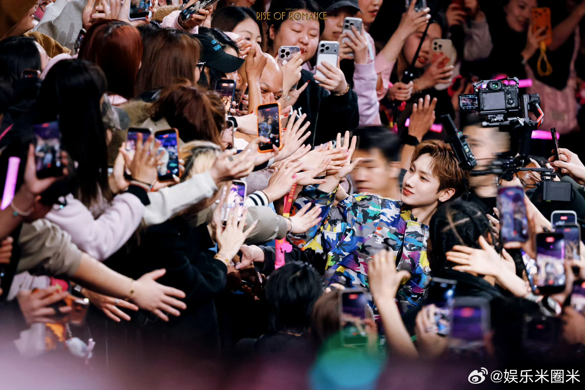 汪苏泷明日世界汪苏泷新专辑明日世界 先导片的力量感拉满，因爱重生的概念超绝，汪苏