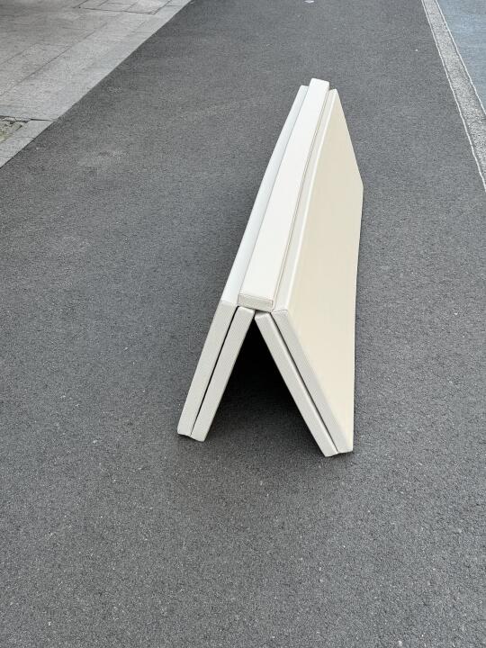 拿个快递……居然被人围观了