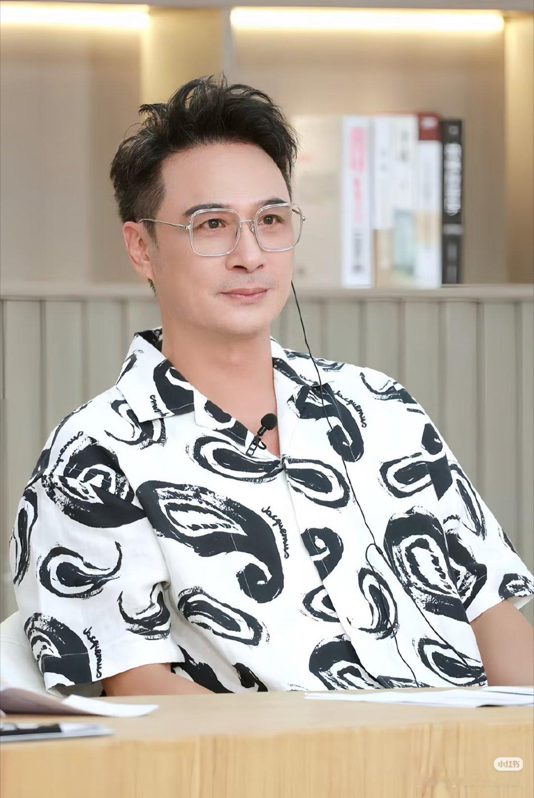 六旬老人吴镇宇是男模再就业吧63岁吴镇宇型男新造型现身广州 63岁吴镇宇在广州的