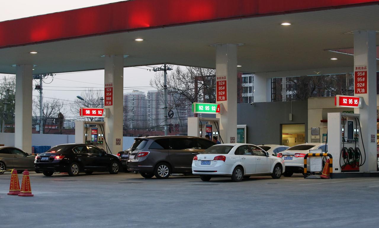 就在昨天夜里二十四时，国内新一轮成品油调价窗口正式开启，汽油、柴油每吨分别下调2