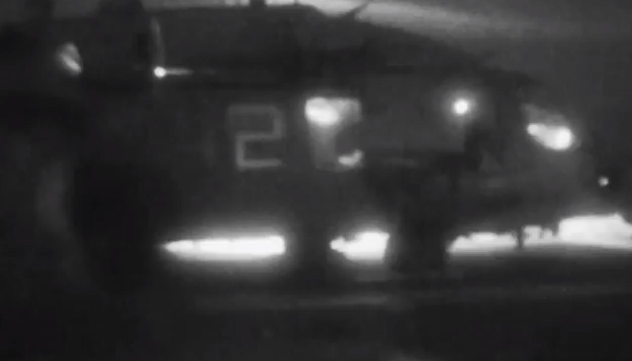 4月20日，美国海军陆战队员乘坐直升机离开两栖攻击舰“的黎波里”号（LHA 7）