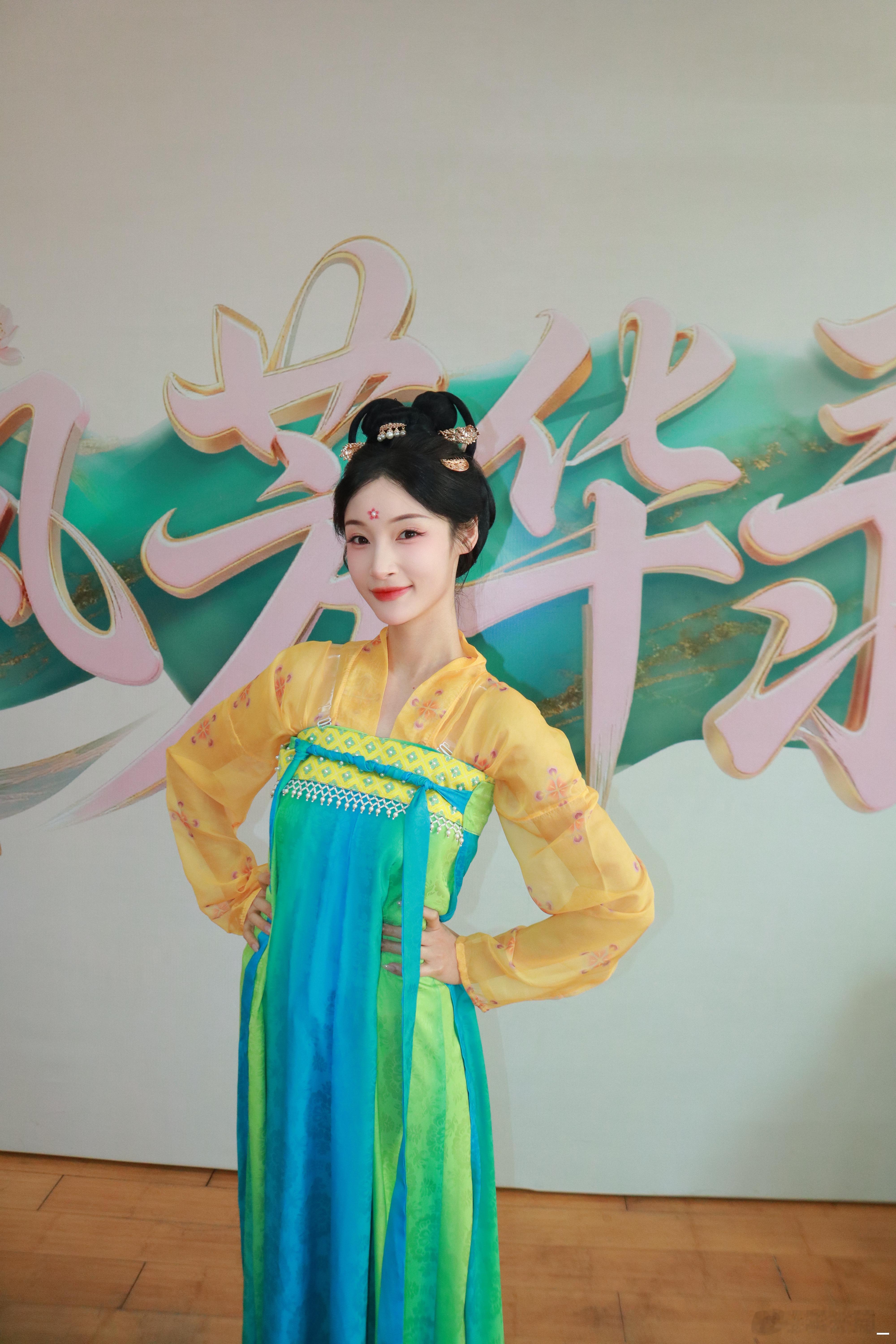 嘻嘻嘻嘻最近都是古装的造型👧国风芳华录珂以安排一下