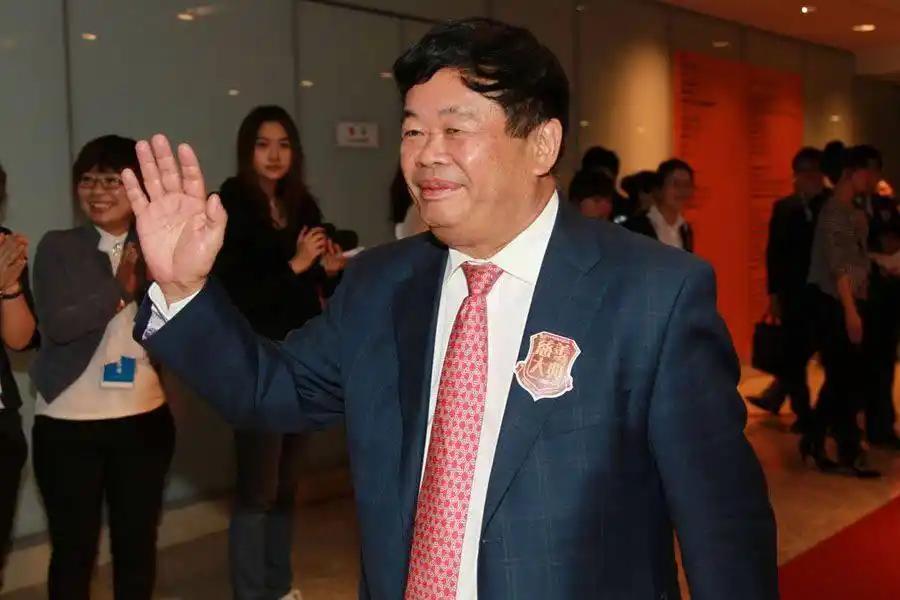 2013年，曹德旺想在美国买个8万平米的厂房，房东是个犹太人，开价2800万。曹