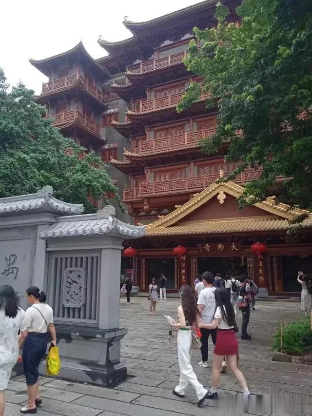 昨天是来到7月份的最后一个周末，早晨的阳光似乎没有了往日的刺眼，略带了少许灰霾，