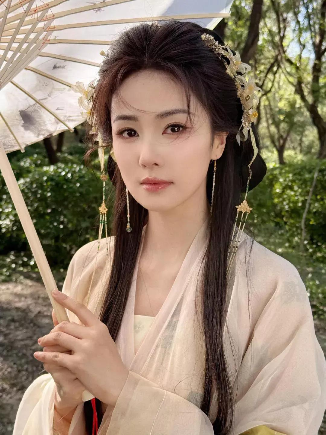 白鹿新发的古装照虽温婉动人，却少了些代入感。看惯了古装剧里精致宏大的场景，这几张