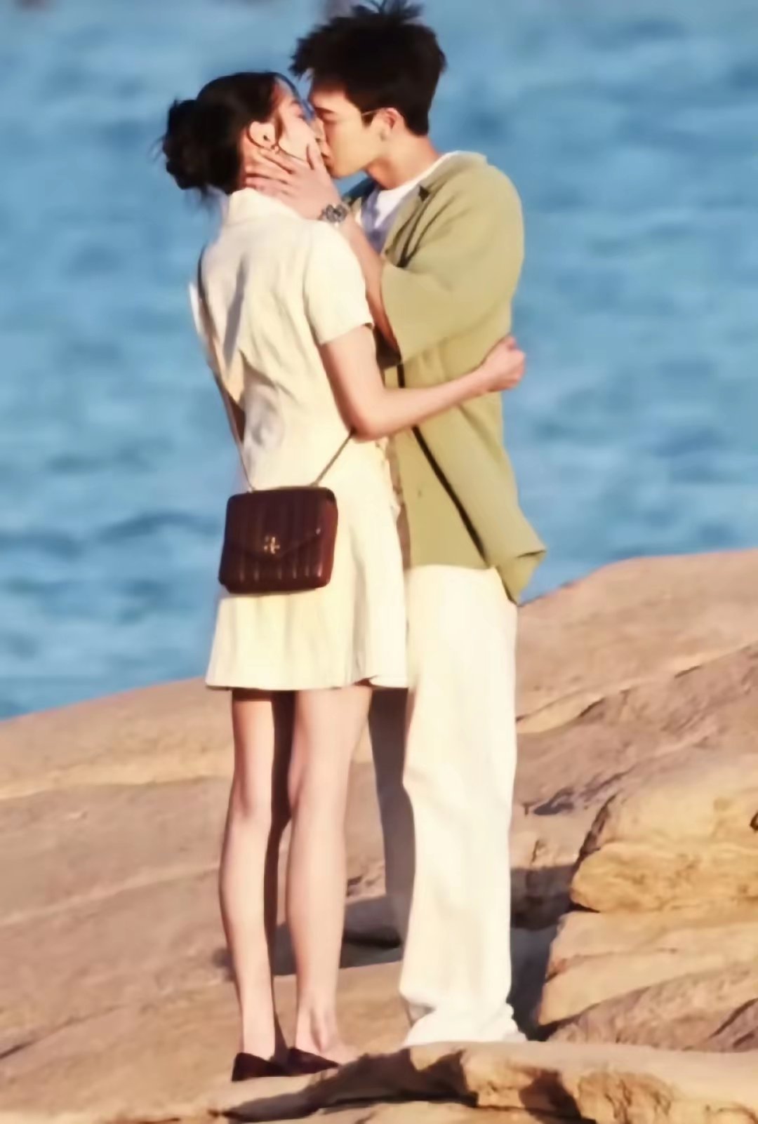 关晓彤和李昀锐《耀眼》一官宣，直接在网上掀起了不小的热度。之前两人在微博上的互动