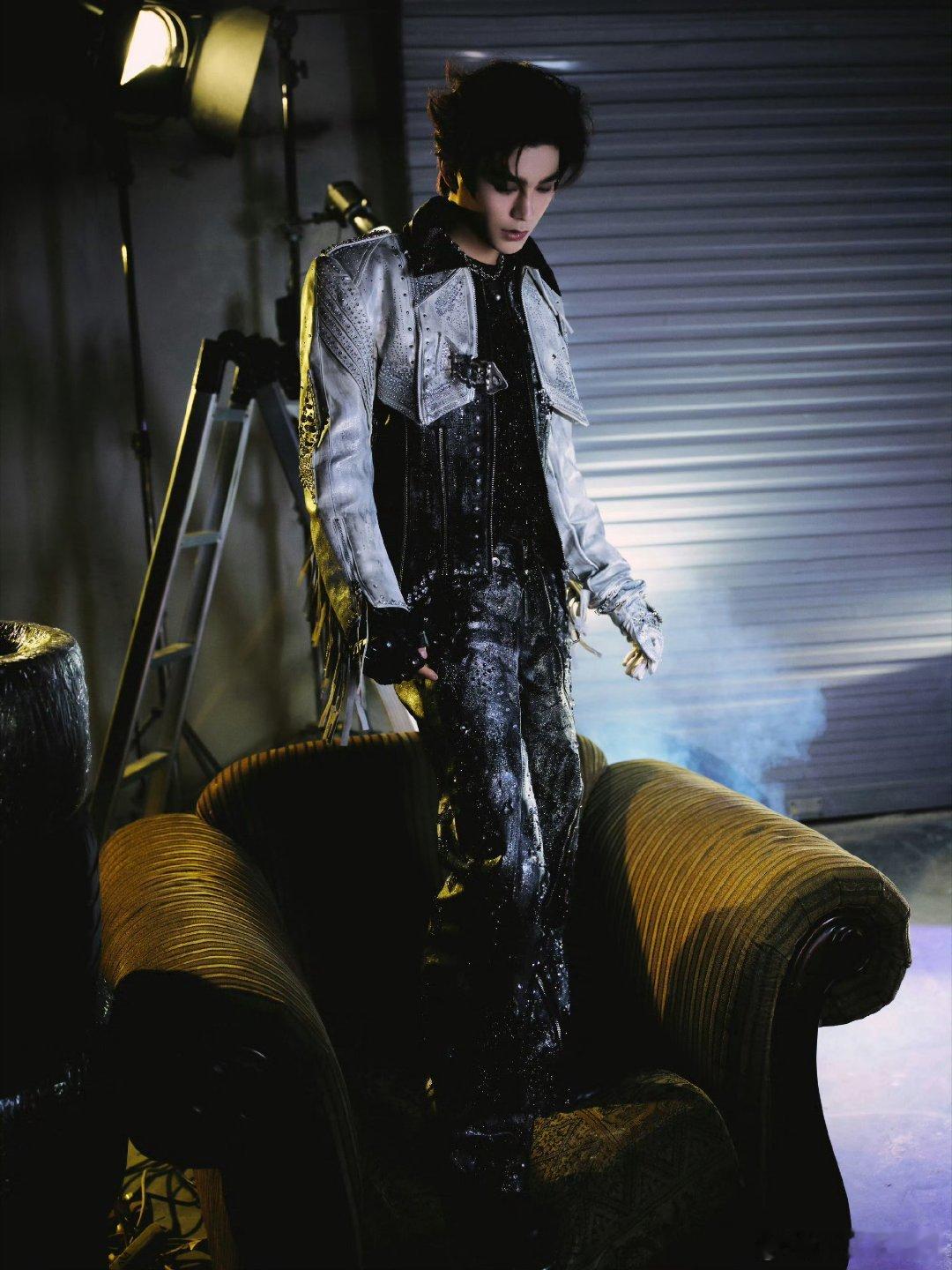 dyx 我与你之间只差一道光，光是风是影是星，是我追逐你时，你落满朝霞的眉。