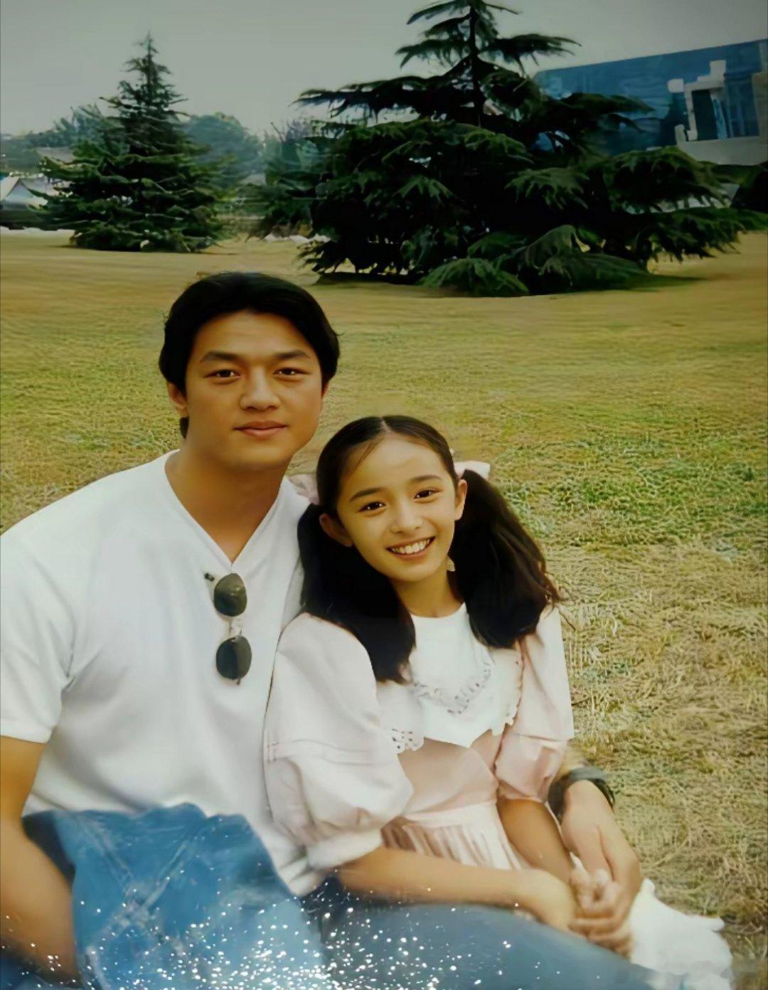 李亚鹏死也想不到，1997年被他抱在怀里那个11岁豁牙妹，竟成了日后整个内娱的顶