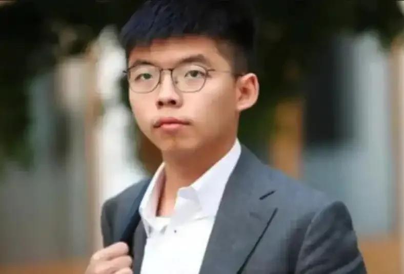 黄之锋今年30岁，他进去时24岁，如果按最严重情形计算，出狱时至少42岁。人生最