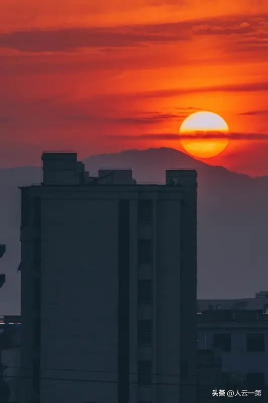 下联：暮暮夕阳落西山。暮暮对朝朝，夕阳对旭日，落夕阳对出东海。一一相对，好对联一