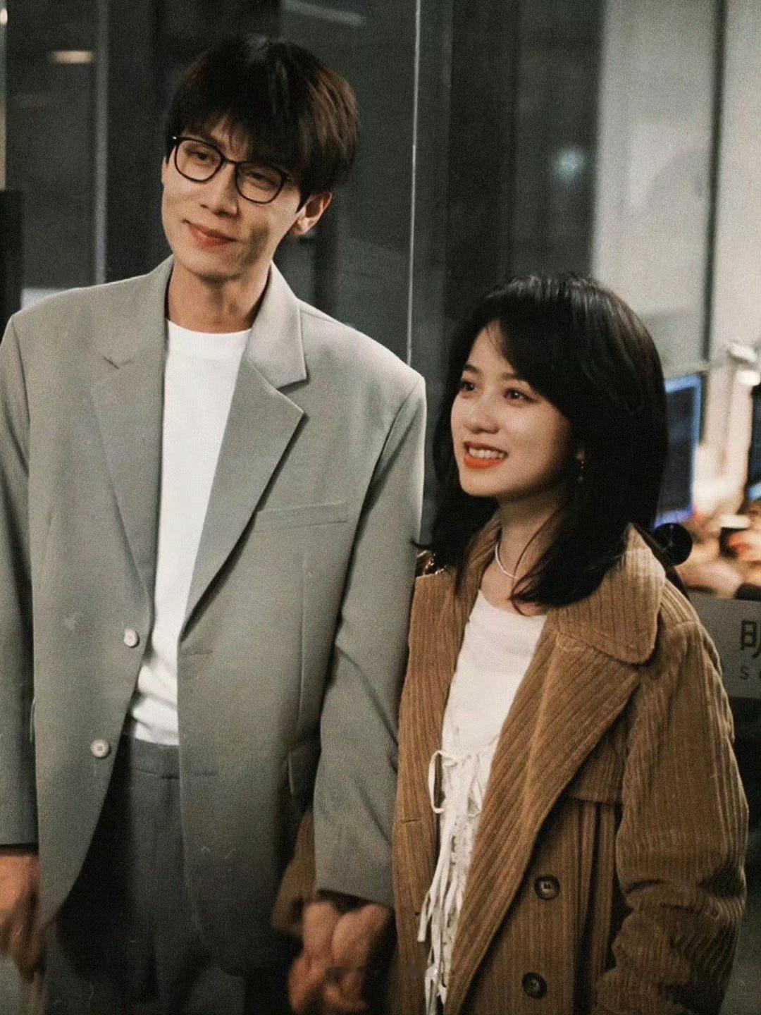 任宥纶放内娱好几马谁懂任宥纶的演技含金量！《轧戏》王光明工装黑框眼镜自带精英感，