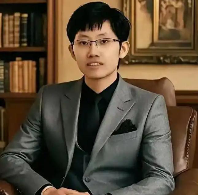 本以为横空出世的DeepSeek，是去跟硅谷巨头硬刚的国货之光。弄了半天，梁老板