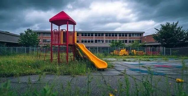 入学人口断崖式下滑，教师队伍或面临出清……

很多人以为新生儿一年比一年少，上学