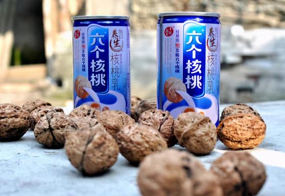从年销 43 亿到销量腰斩，六个核桃踩中什么流量坑？
刷到旧广告时才反应过来，曾