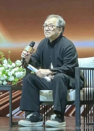 突然对岁月有了真实的感觉。成龙出席某活动，此时的他没有故意染黑头发，也没有过多整