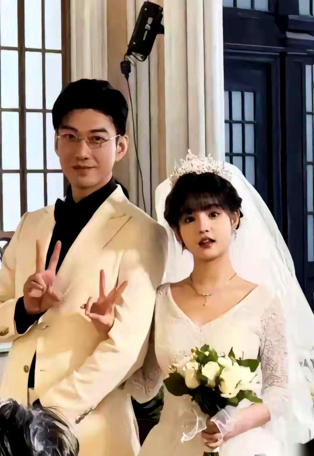 “你和咩咩越来越烦人。”
直播间里，一个弹幕飘过去。
于龙直接怼了回去：“你不知