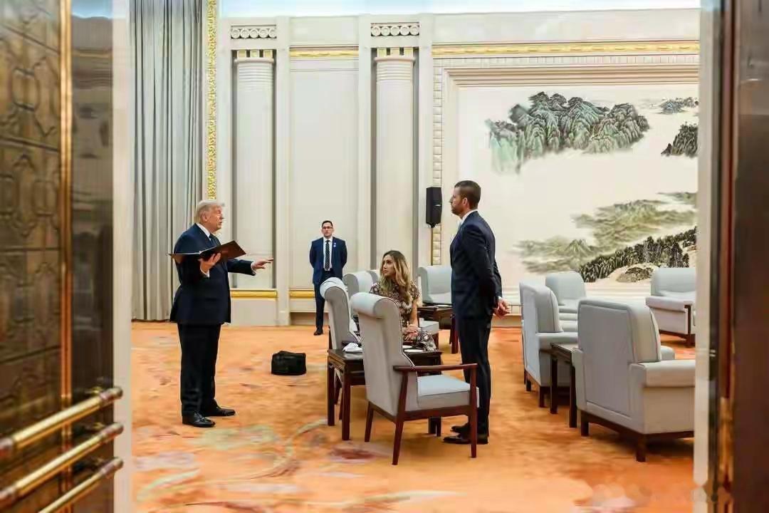 真是难得一见，特朗普画面曝光，在中国出席晚宴前认真练习演讲。 