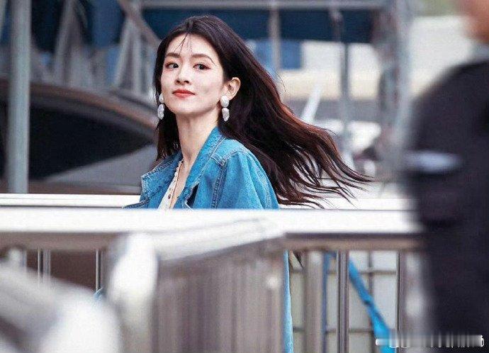 浪姐穿牛仔外套各有各的美能当明星的姐姐，颜值哪里会差，小小牛仔外套，拿捏。乘风2