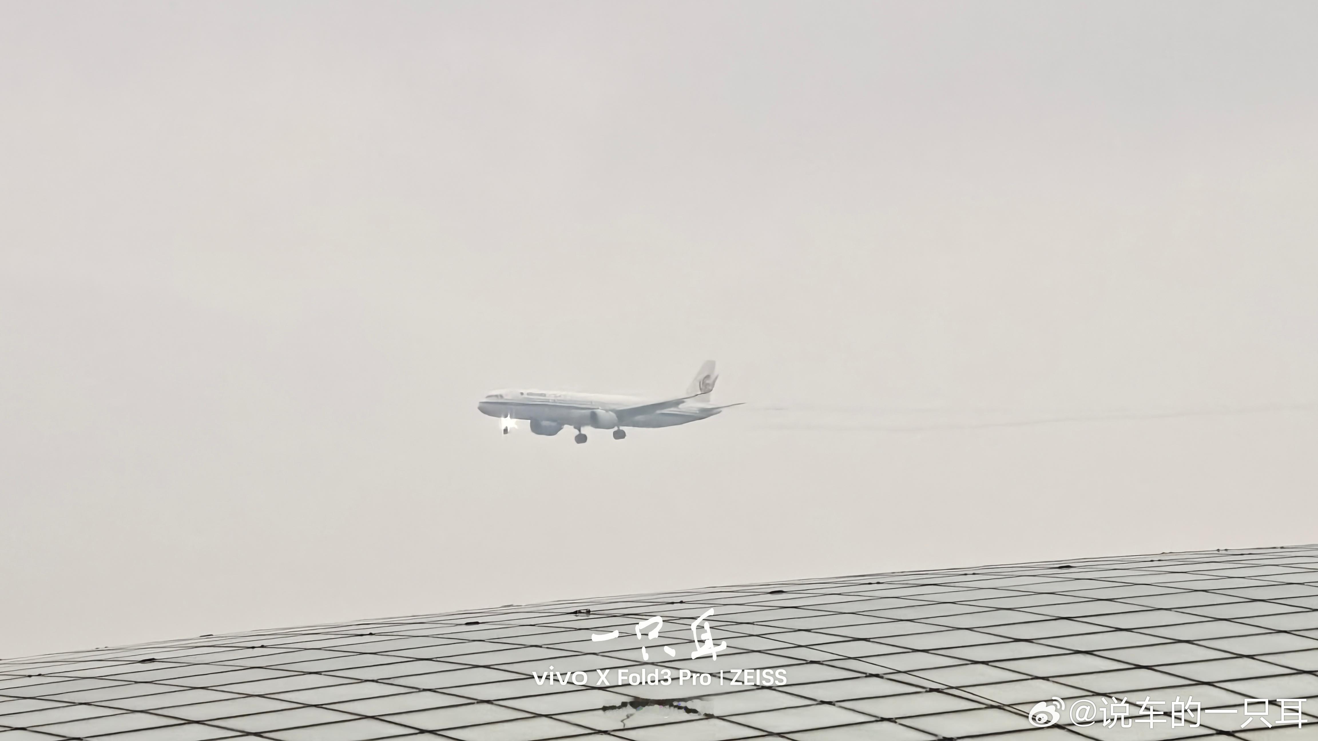 北京湿气也挺重，客机都“拉起了小烟烟”，北京下完雨真凉快[允悲] ​​​