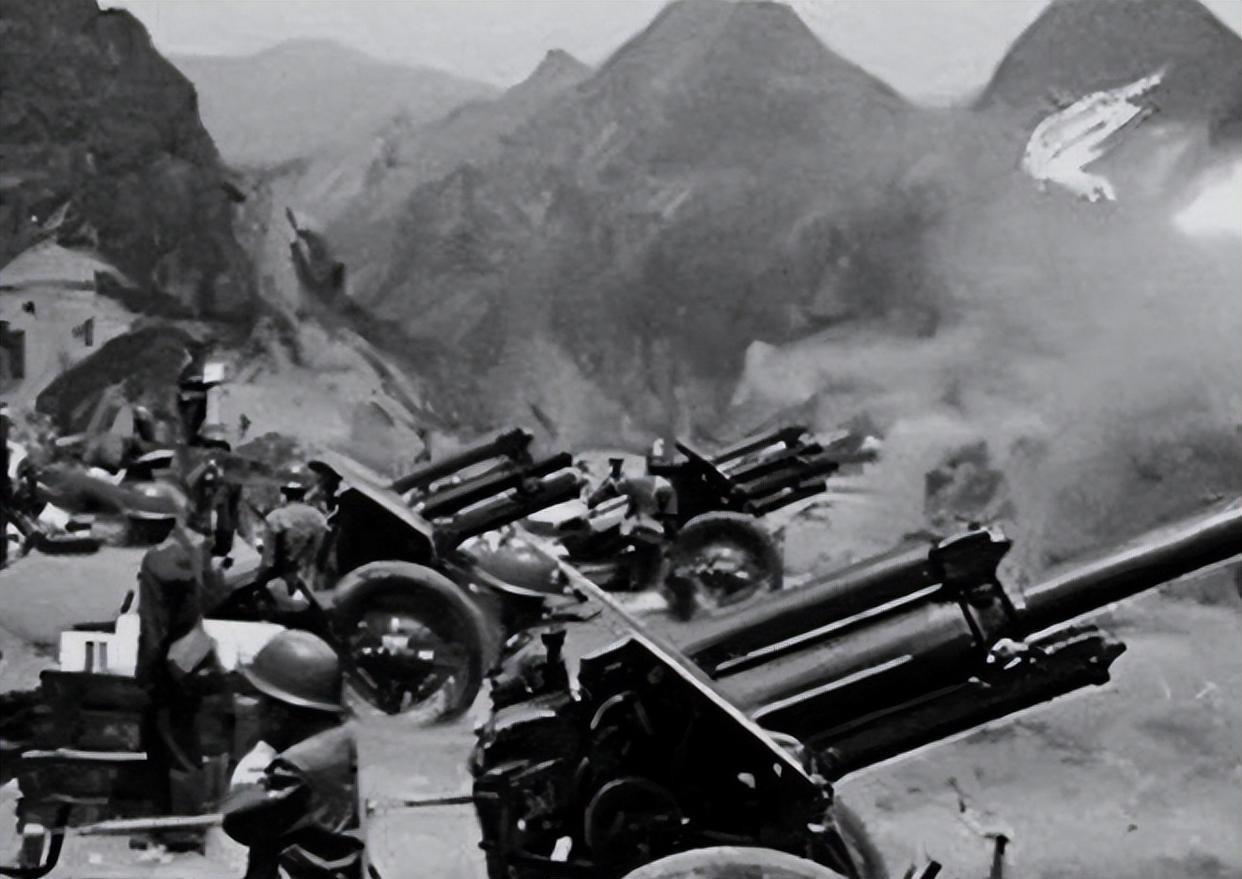 雨太大，猫耳洞里站不住人，脚烂得流黄水，半夜惊醒以为炮弹砸头上。
很多人说那是逃