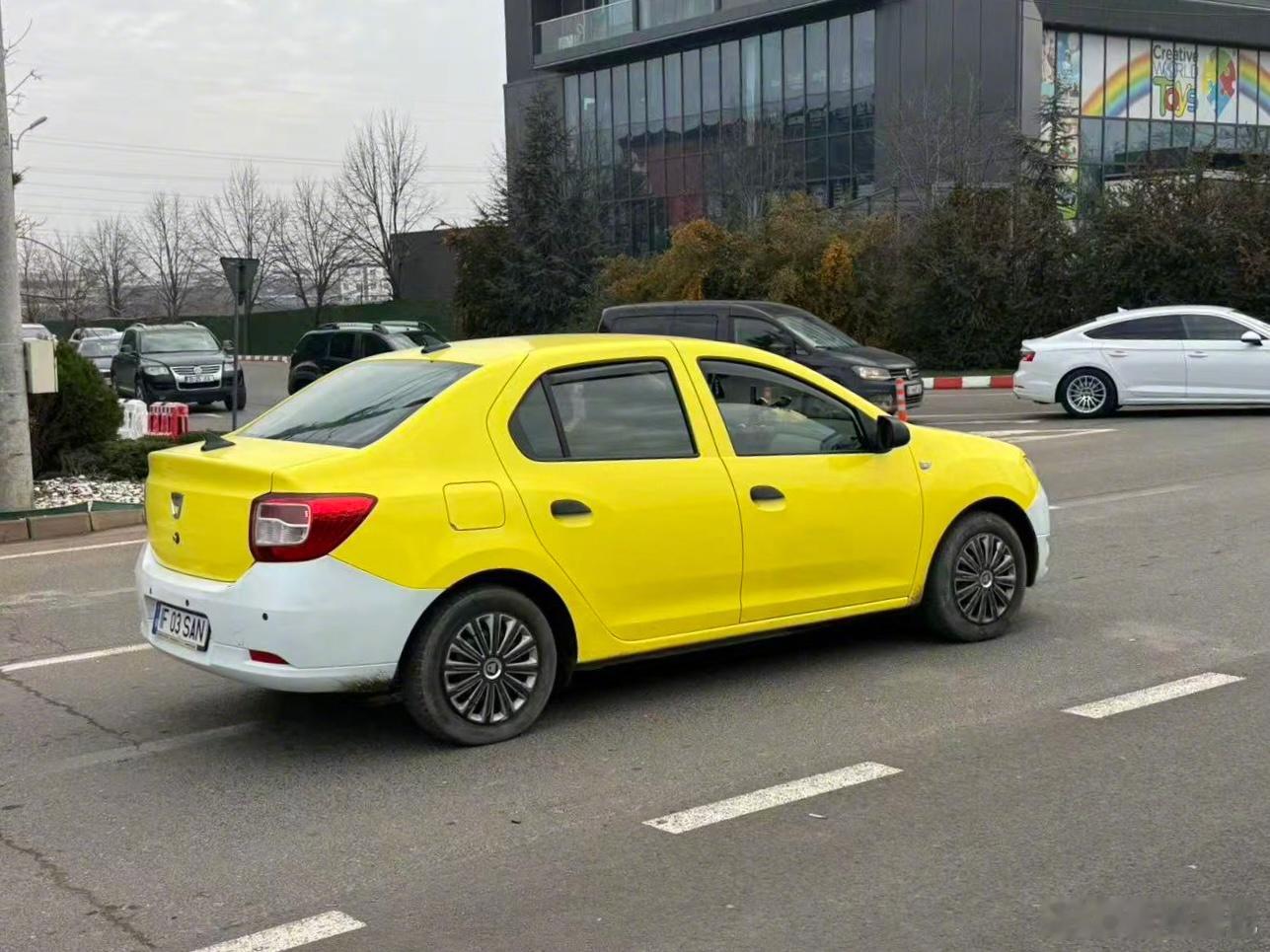 坐过罗马尼亚达西亚出租车，又破、又窄、又颠的体验作为东欧老牌国民车，老旧车身、简