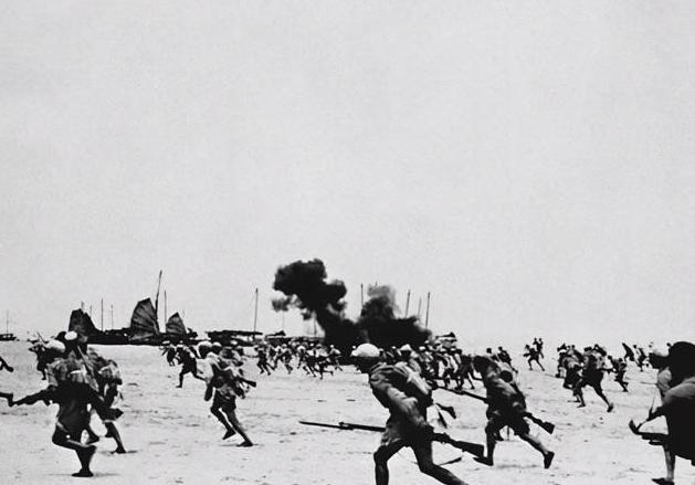 1955年，全军授衔仪式结束后，琼崖纵队原第三总队队长马白山看着手中的中将名单，