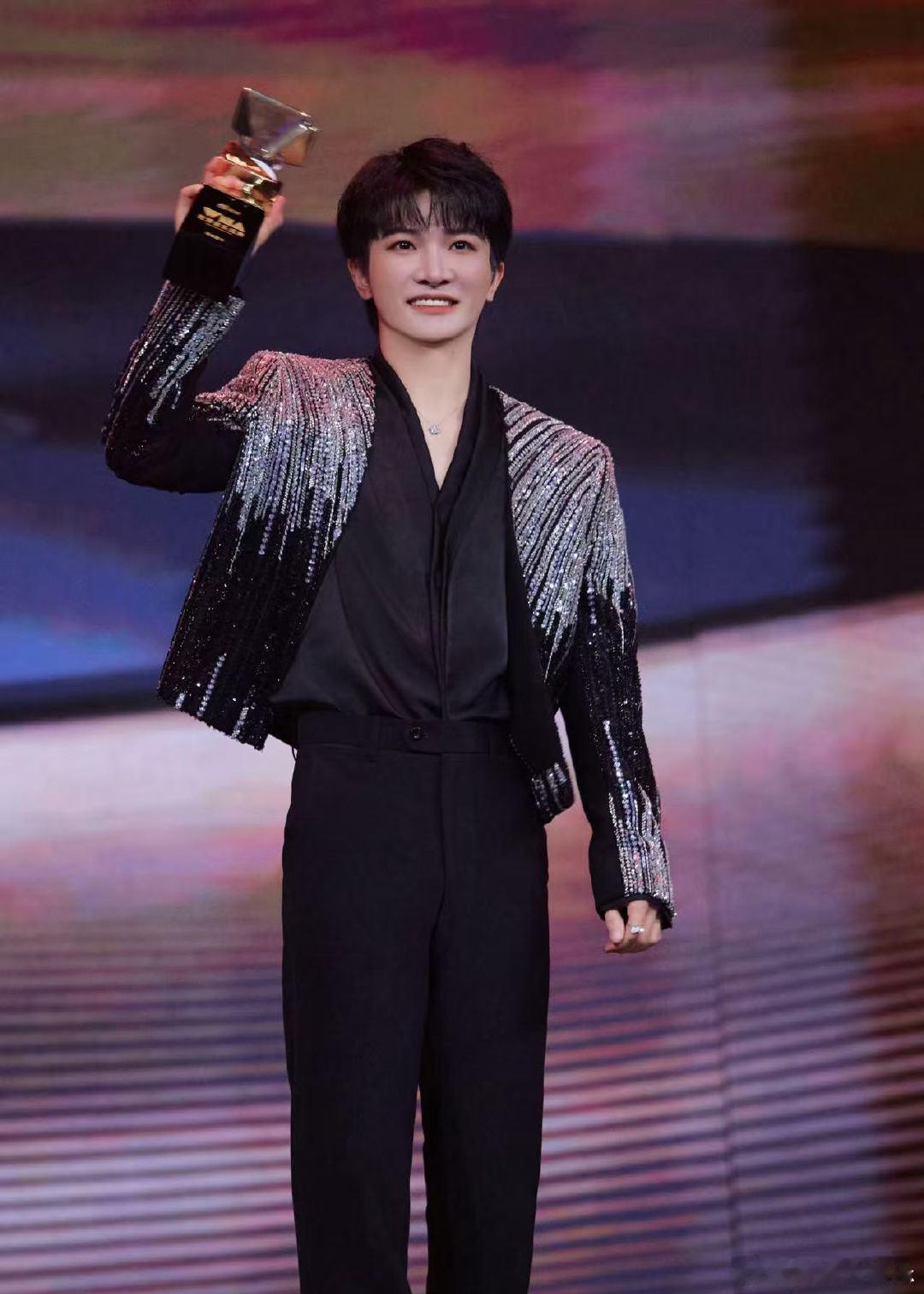 周深落地沈阳录制辽宁春晚 辽宁春晚 辽宁沈阳因周深的到来更具年味！黑色羽绒服保暖