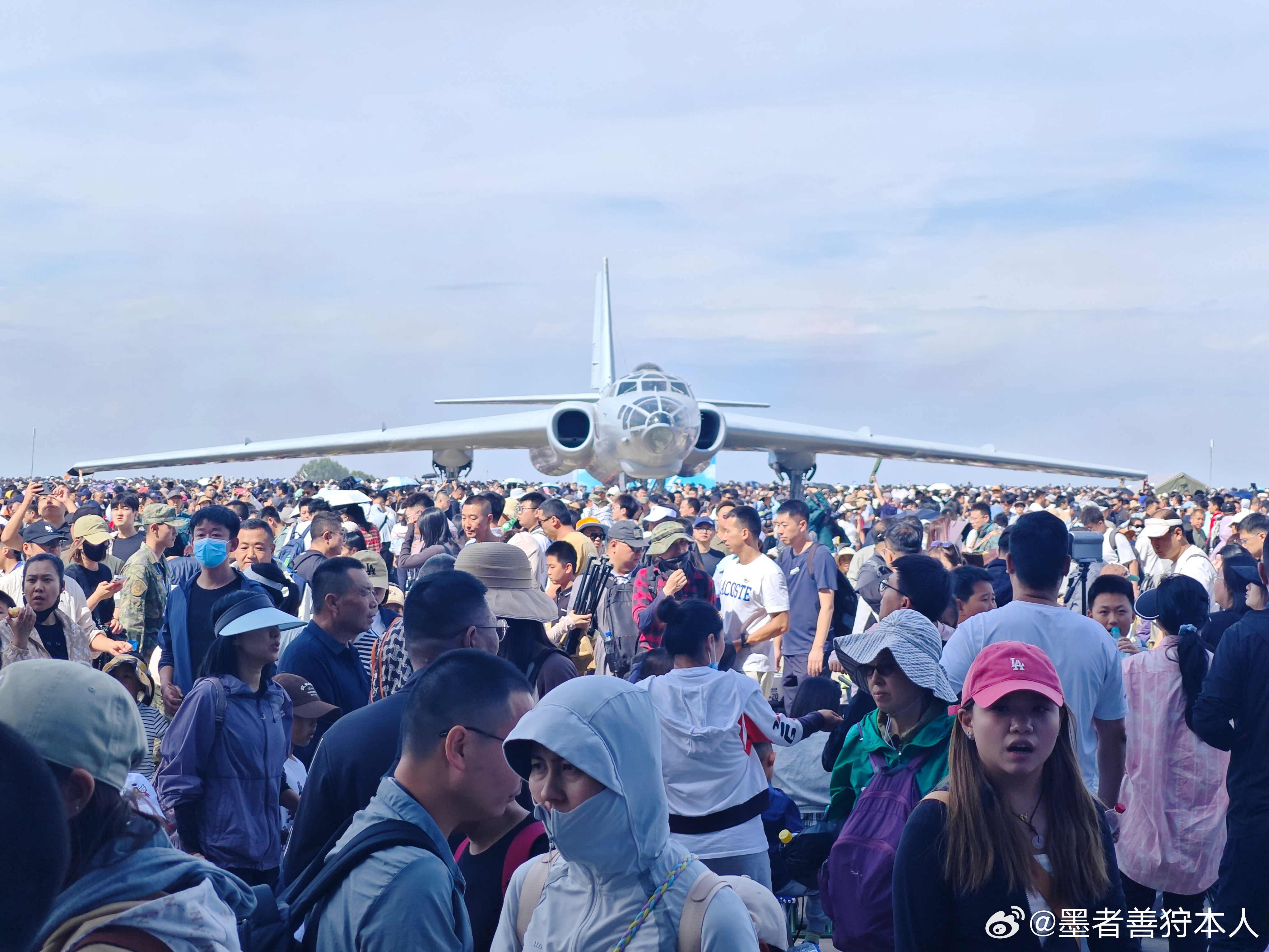 还记得最初轰-6最初的样子吗？请看这个玻璃座舱，熟悉不？空军航空开放活动空军航空