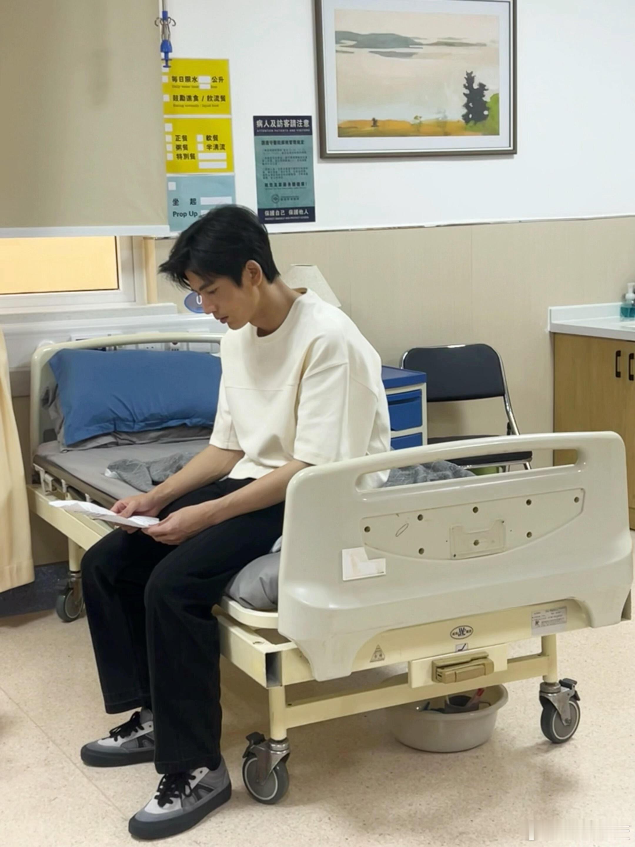 张凌赫  比起完美的精修图，更喜欢活人感张凌赫｜ 