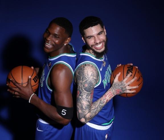 NBA季前赛，森林狼对阵尼克斯的比赛中，出现了奇葩的一幕。比赛进行到第一节中段的