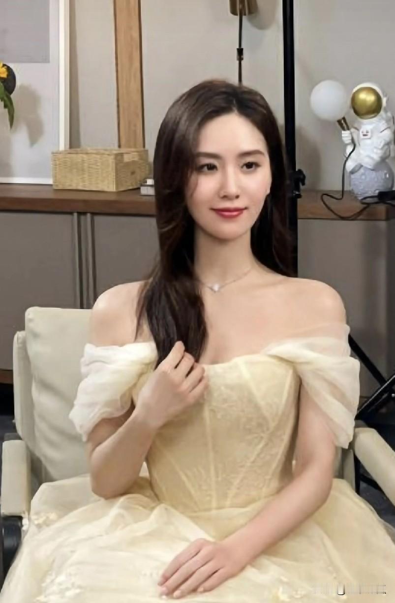 刘诗诗端庄温柔的形象向来备受人们关注。就拿中秋节晚会来说，她饰演的嫦娥，格外迷人