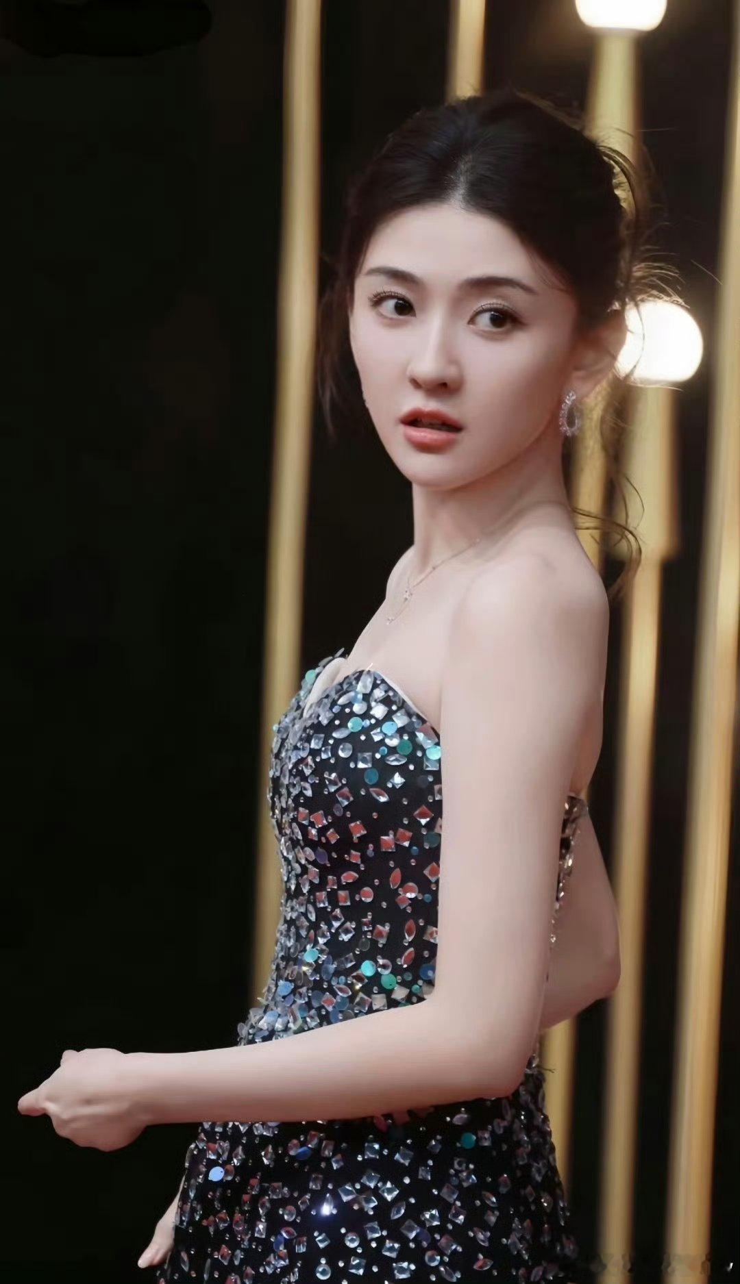 梁洁这是把满天星星穿身上了吧 梁洁这身穿搭太会了 黑色礼服如同深邃夜空 亮片钻石