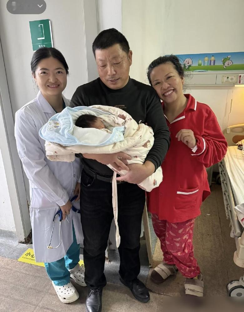 义乌62岁女子顺利诞下健康宝宝。我表姨是教师，42岁为求儿子做试管婴儿，一次成功