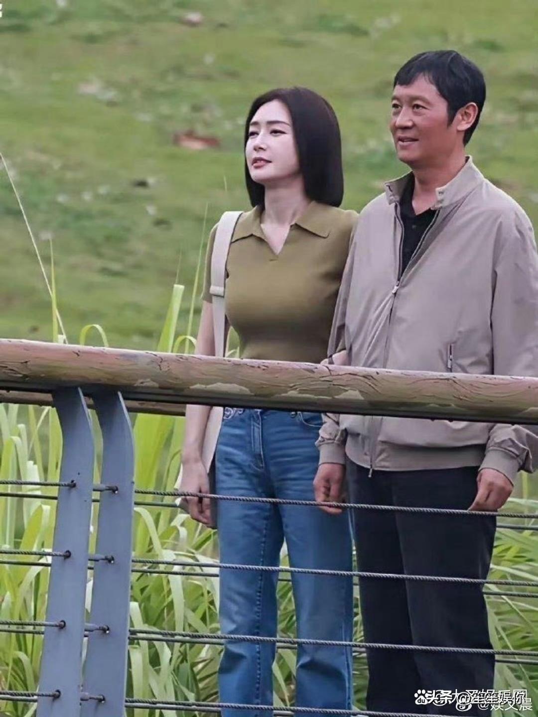 秦岚这脸和身材，太割裂了。脸僵得像刚从模具里脱模，笑都扯不动半分；身材却夸张到把