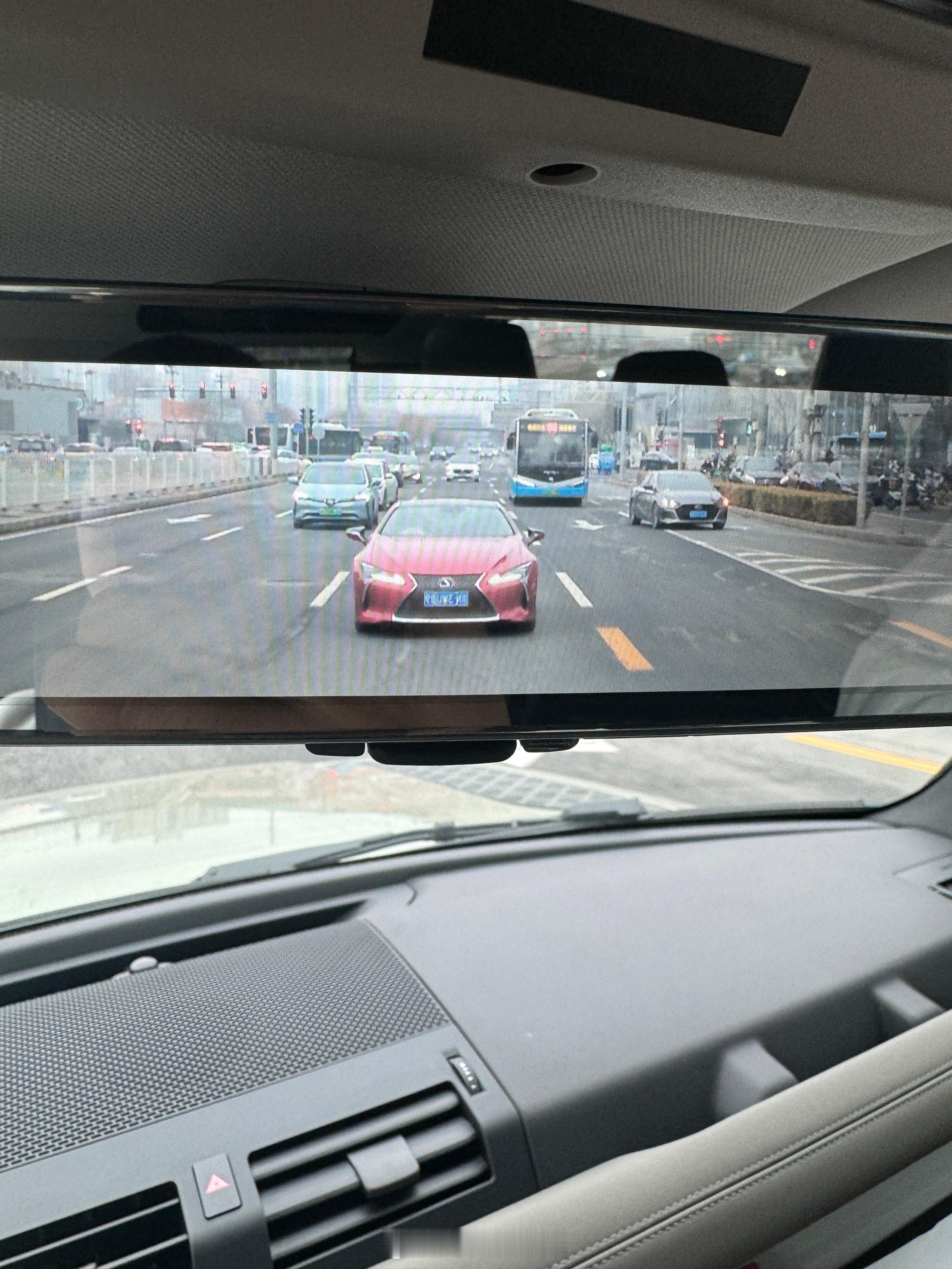 广渠路偶遇 LC500h，这台车真的是 360 度无死角的优雅，外观设计方面最接