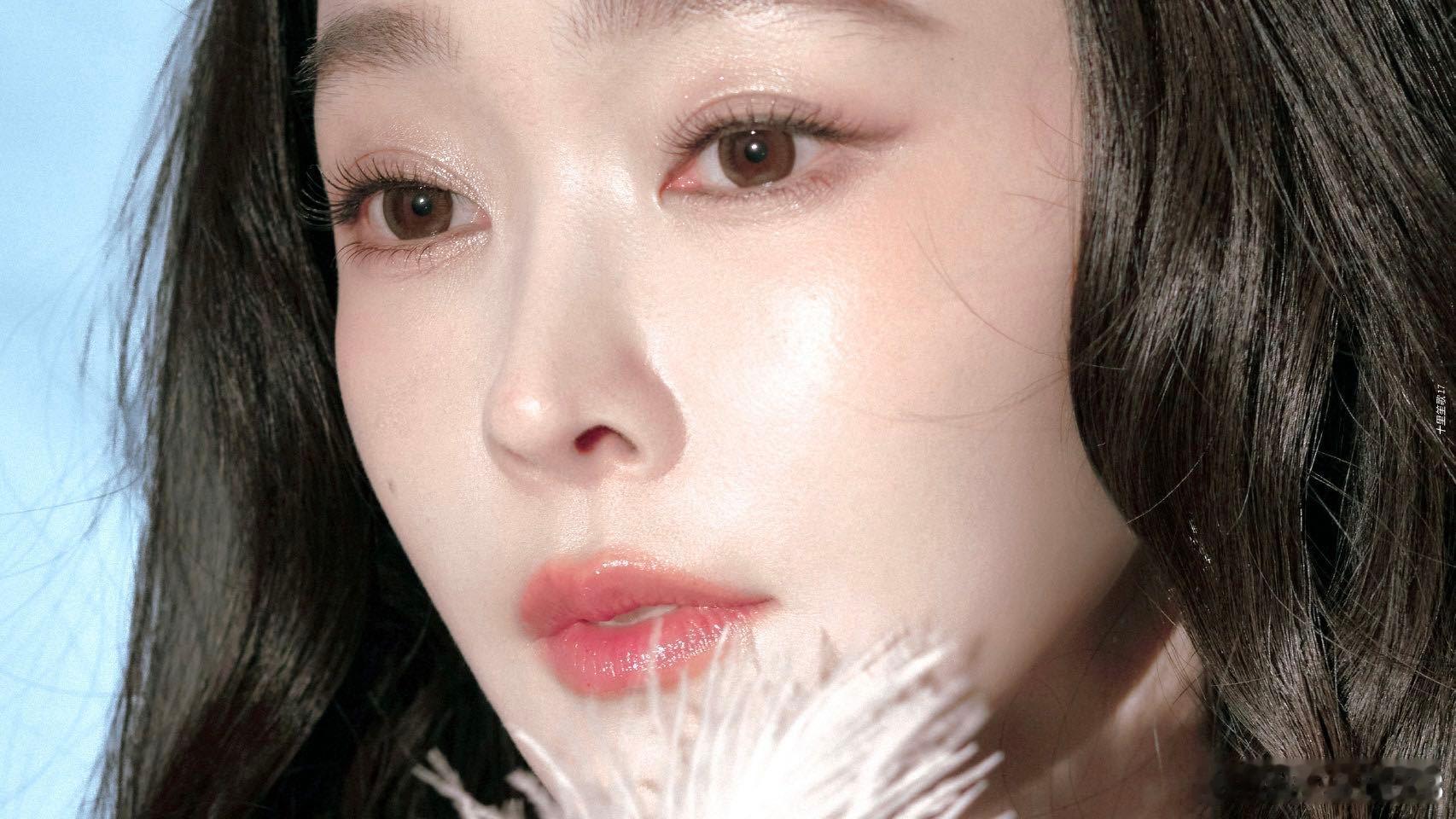 宋轶面部留白宋轶这面部留白简直淡颜天菜！眼距和鼻基底的比例刚刚好，眼尾微微下垂，