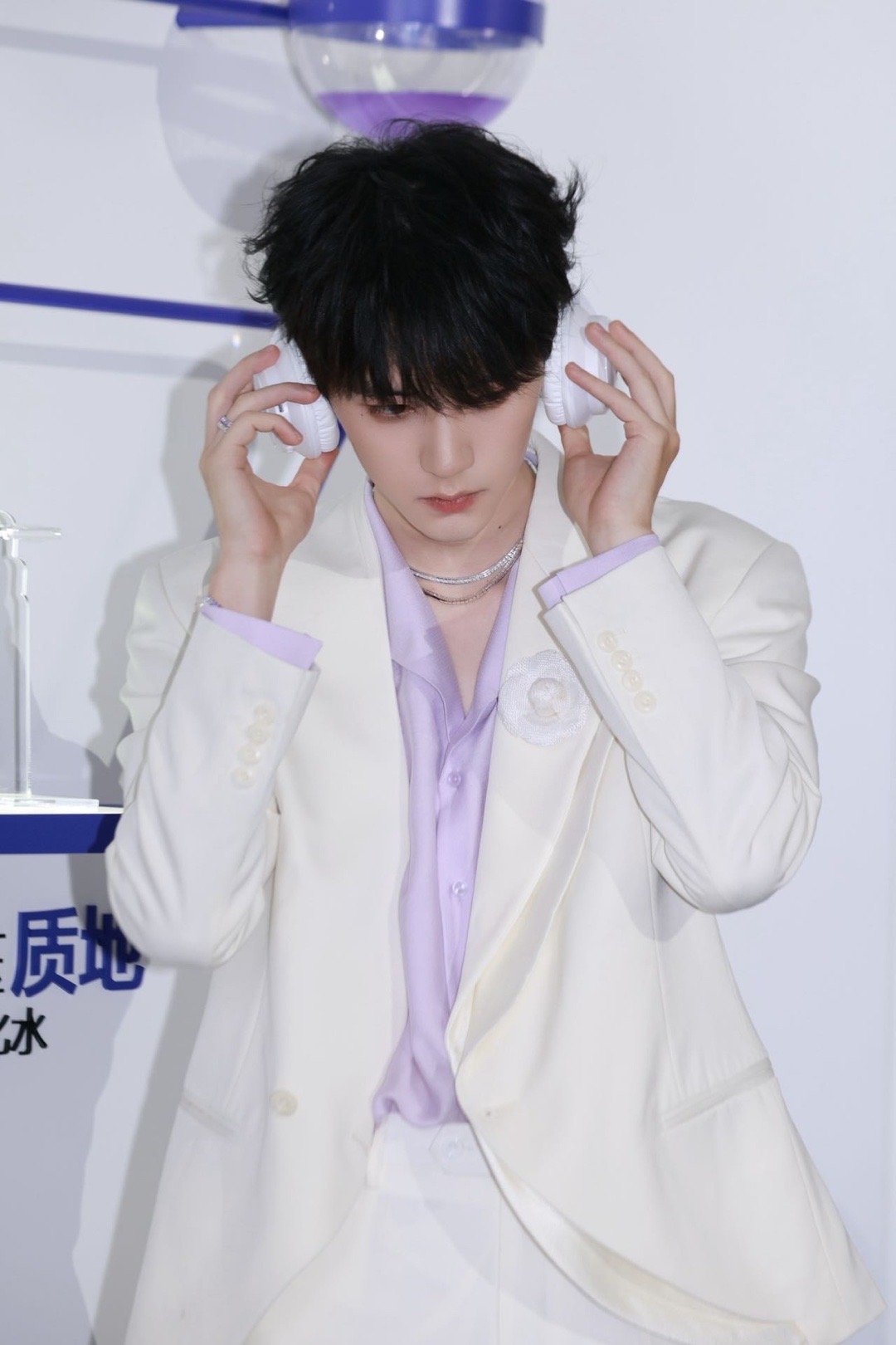 周翊然周翊然浅紫色深V周翊然上海活动生图周翊然上海活动路透，好温柔，状态好好