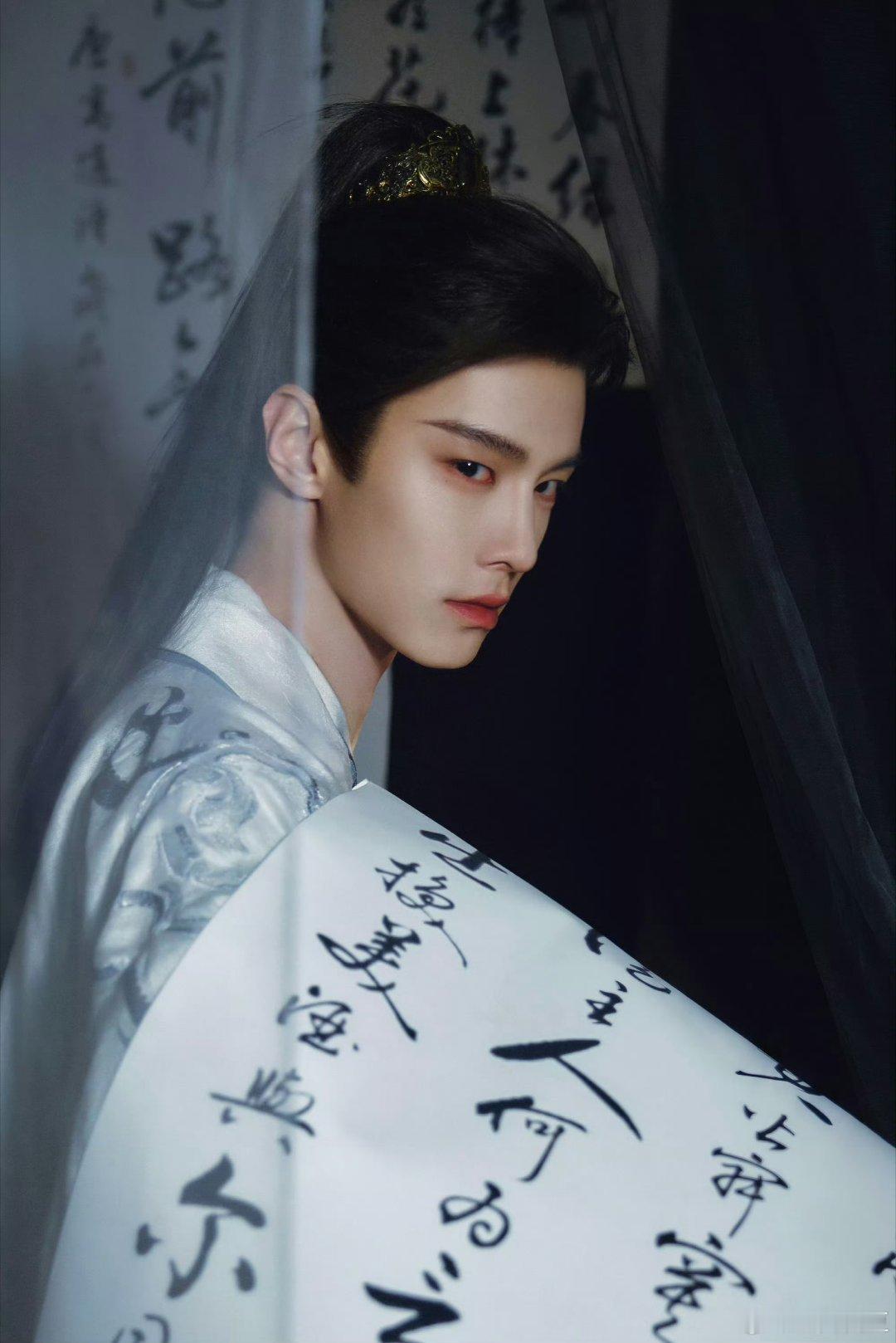 何与扛剧能力百花杀热度何与饰演的太子萧华雍人设层次丰富，多套反差妆造塑造角色，跟