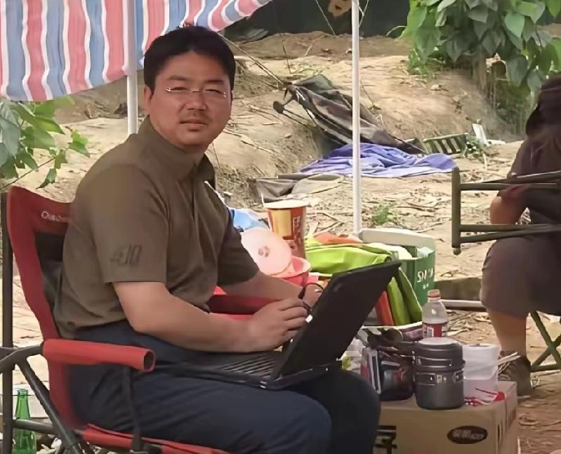 2008年，刘强东在汶川。
此时他还没认识到，自己未来会发达，压力大，迷茫，事业
