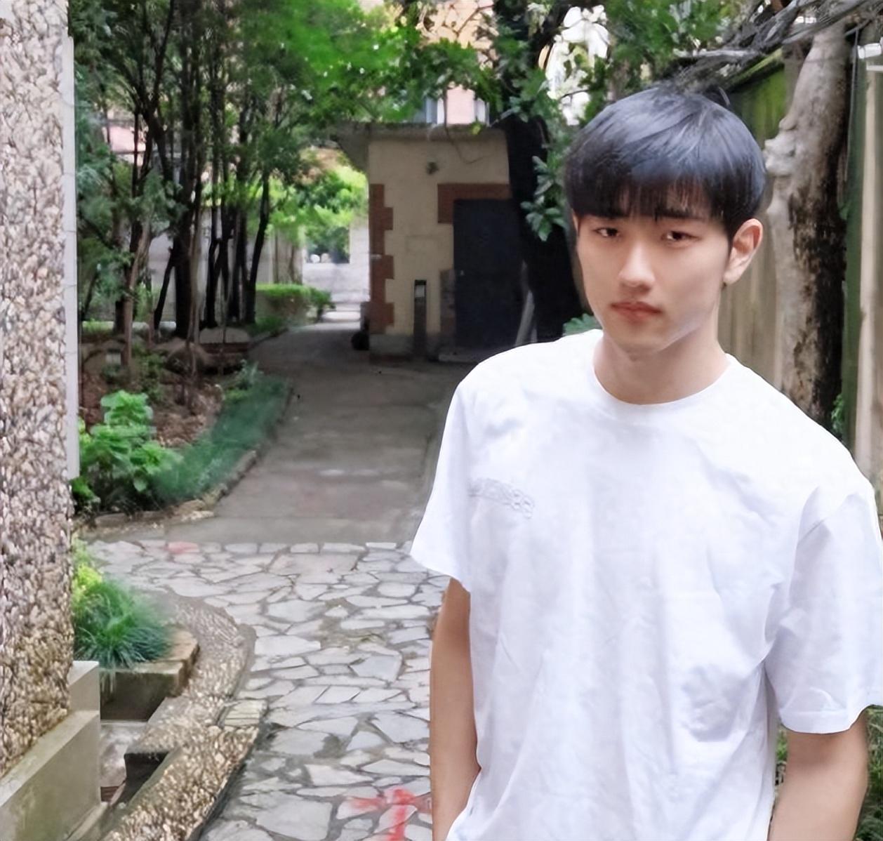 42岁金莎携小19岁男友出镜，两人同框互动像母子？被全网群嘲
金莎带着比她小19