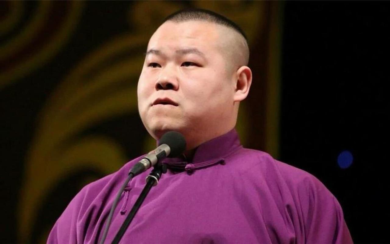 一次主持人问岳云鹏：“对中国男足有什么看法？”岳云鹏回答：“我很想加入中国男足，