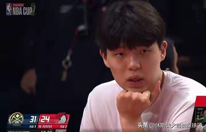 杨瀚森这次估计在想终于不用上场了，晚上可以好好吃包子了。