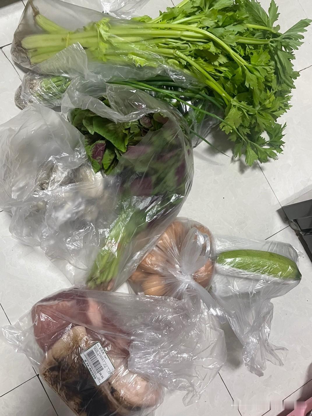 鸡蛋和肉一样的价格是吃肉还是吃鸡蛋呢？

昨天去买菜，在超市买了一块五花肉5.8