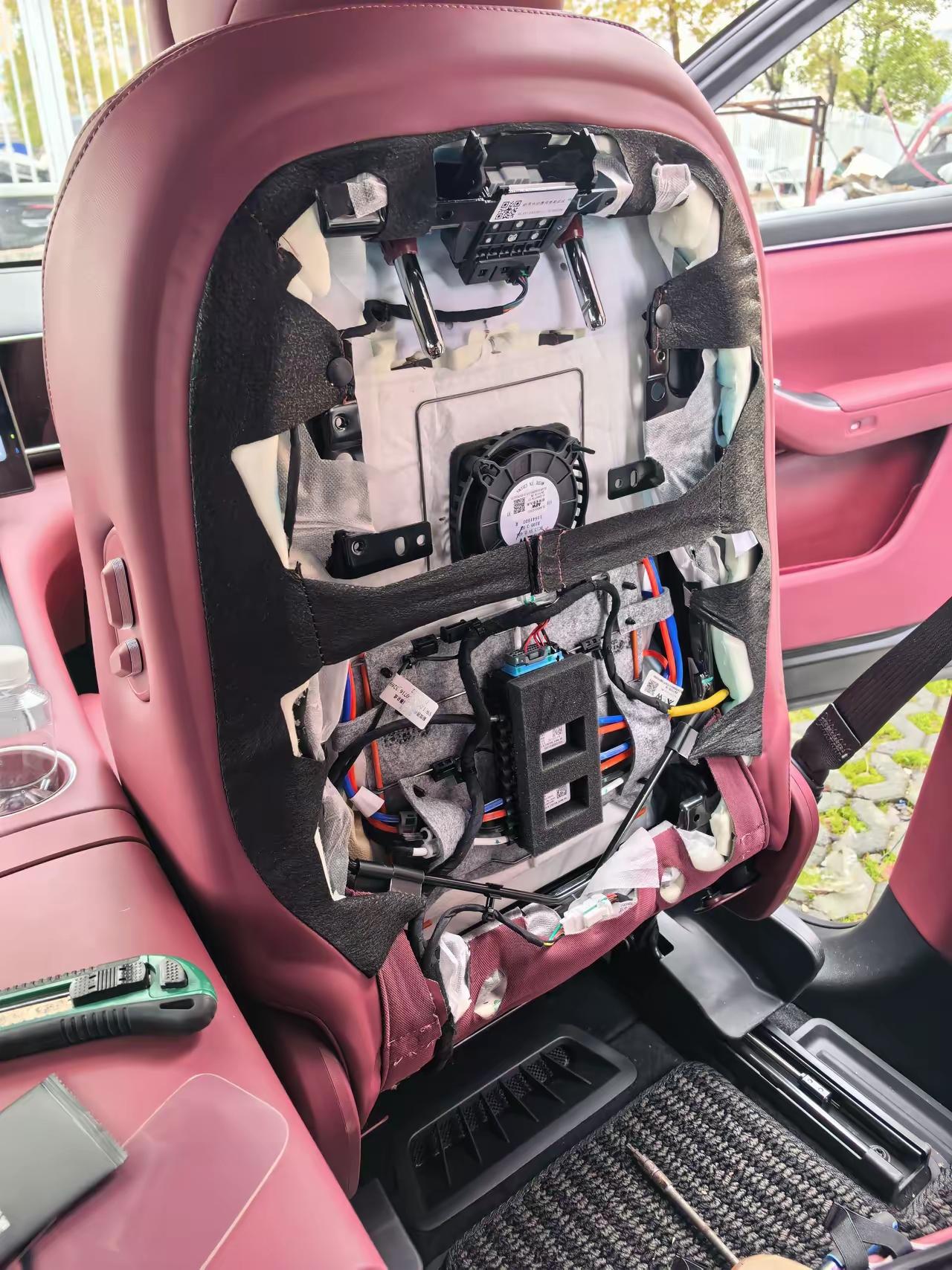 一个坐垫就有这么多的线路和电子产品，出现个小毛病，那不得拆东拆西啊！修起来会不会